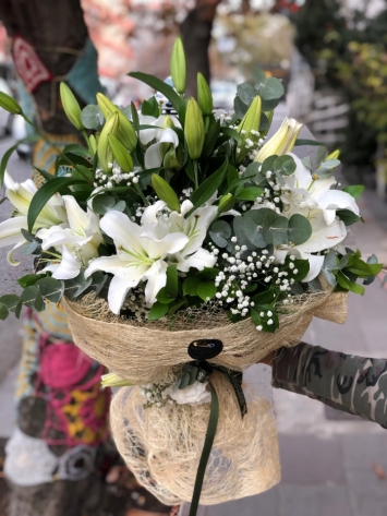 ZARİF BEYAZ LİLYUMLAR BUKETİ